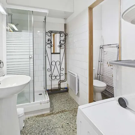Apartamento 3 Pieces Proche Et Commerces, 6 Couchages, Balcon - Agde - Fr-1-423-198 *